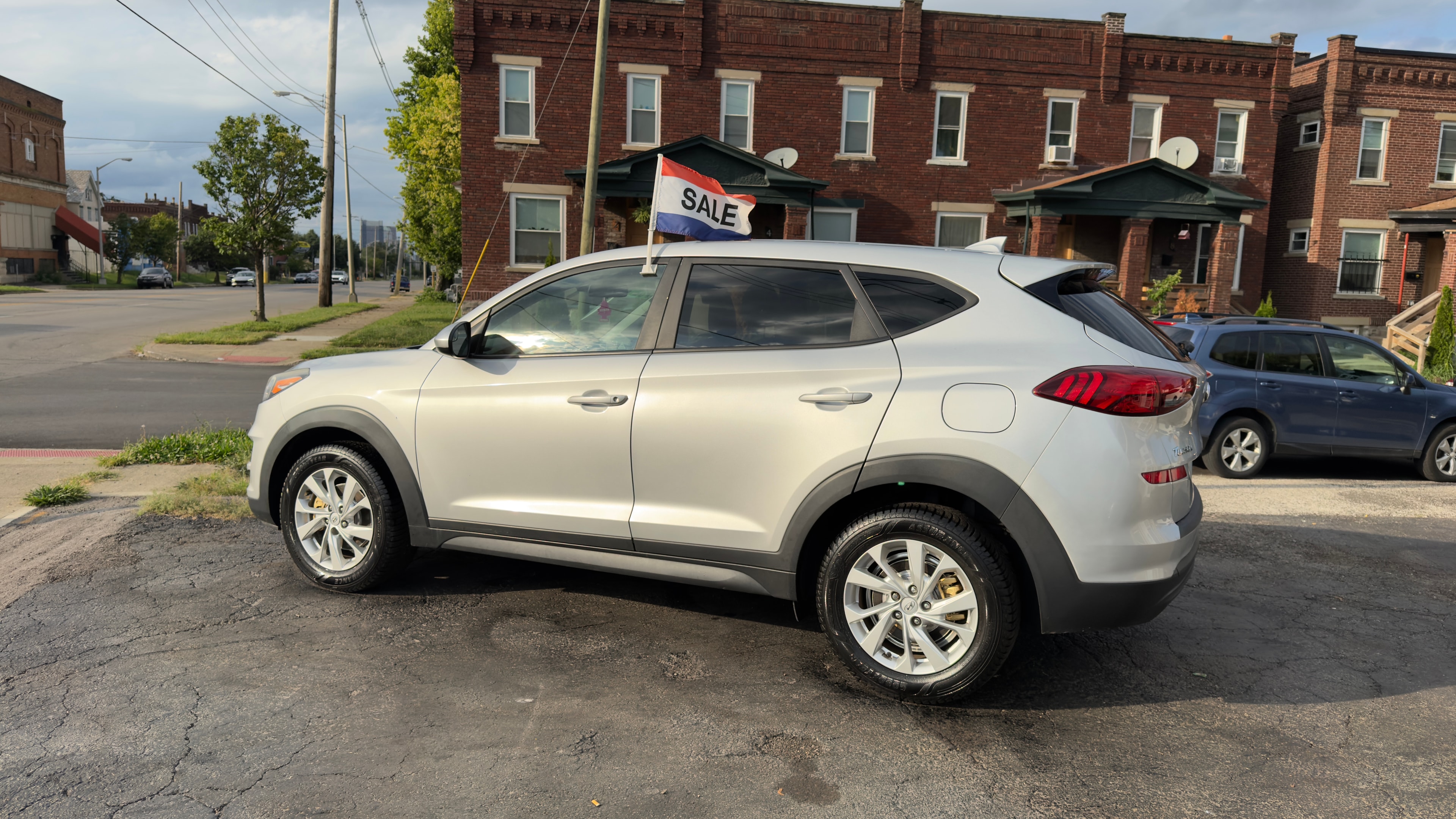 Hyundai Tucson SE plateada vista de perfil