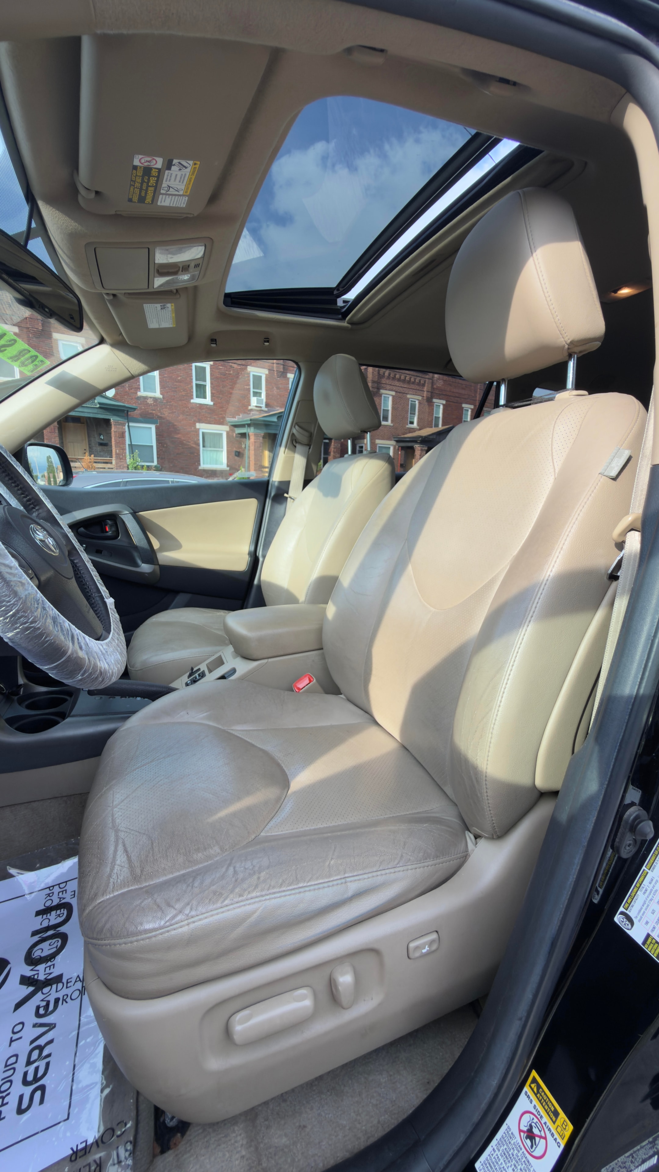Interior de la Toyota RAV4 Limited 2011
